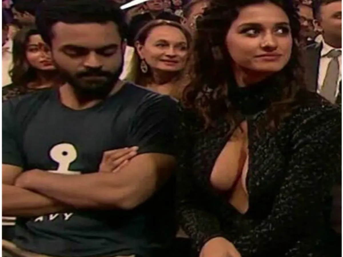 bollywood-blushes-7-unforgettable-on-screen-off-screen-embarrassing-moments Bollywood Blushes: 7 Unforgettable On-Screen & Off-Screen embarrassing Moments - Photo Gallery