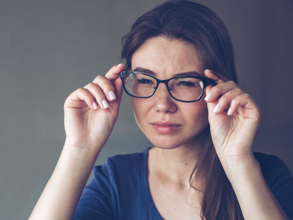 side-effects-of-wearing-contact-lenses-too-long-eye-infection-dryness-vision-problems What Happens When You Wear Lenses for 12 Hours? - Photo Gallery