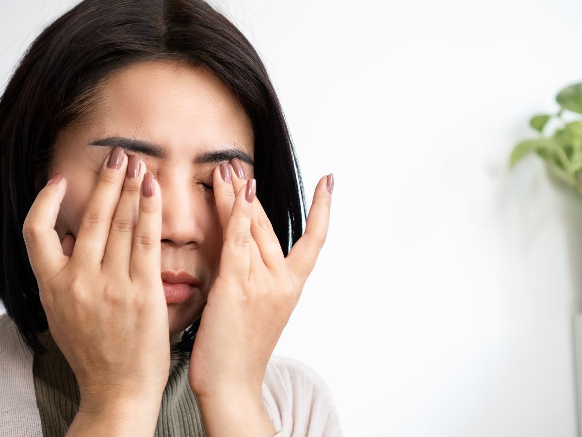side-effects-of-wearing-contact-lenses-too-long-eye-infection-dryness-vision-problems What Happens When You Wear Lenses for 12 Hours? - Photo Gallery